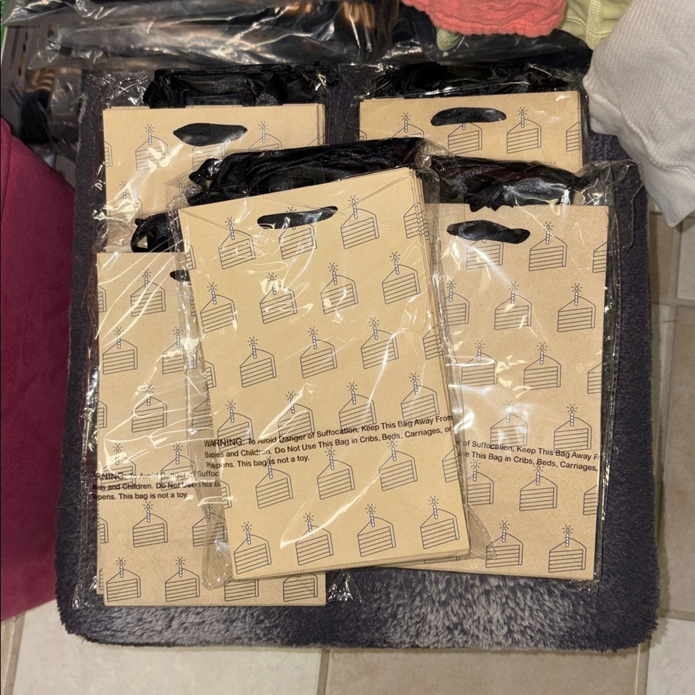 5 packs of 8 small Gold Gift Bag with Cake Design